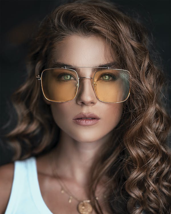 زن زیبا با عینک برند